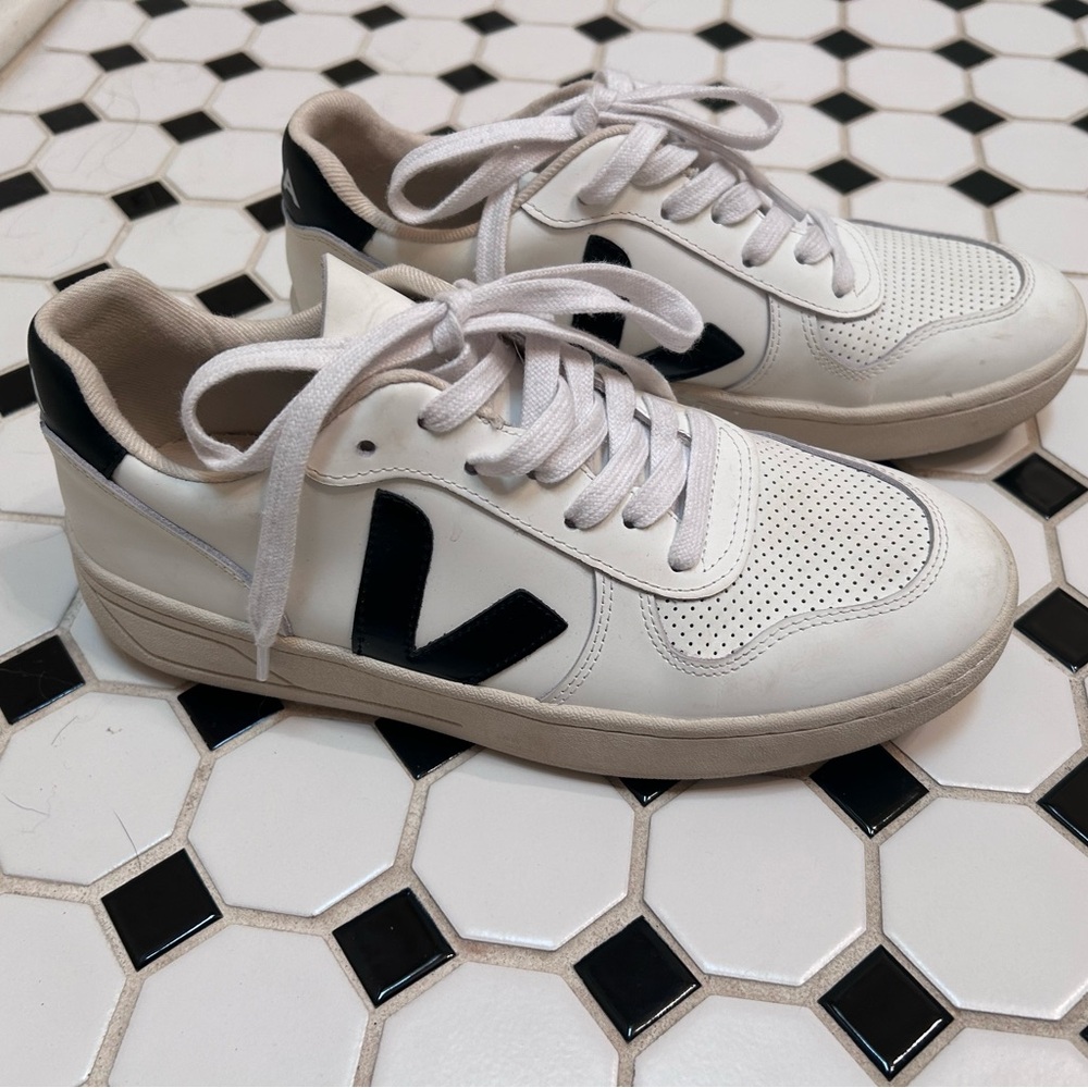 Like New Women’s Veja Sneakers Sz 8
